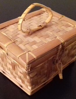 1 kleine aus Stroh geflochtene Truhe, stabil, innen mit Folie - Hamburg