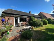Seltene Gelegenheit! Ebenerdig wohnen, zentral leben: großzügiger Bungalow mit Vollkeller, Garten und Carport zentral in Neustadt - Neustadt (Holstein)