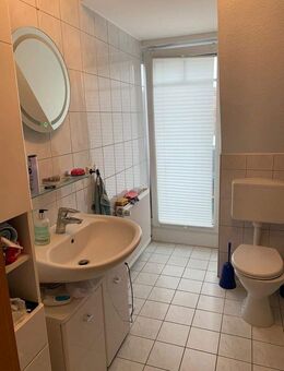 Frisch renovierte 2-Zimmer-DG-Wohnung mit neuer EBK, Balkon & Stellplatz in zentraler Lage von Weyhe - Weyhe