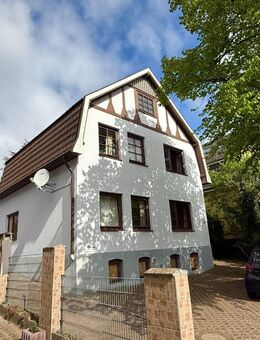 Charmantes Wohnhaus mit Einliegerwohnung und 2 mgl. Baugrundstücken - Bad Oldesloe
