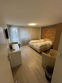 Modernes möbliertes Zimmer mit Balkon, Parkplatz und Gemeinschaftsküche
