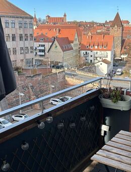 Nürnberg Lorenzer Altstadt: schöne 2-Zimmerwohnung mit Burgblick zu vermieten; Einbauküche + Parkettboden in 2024 neu; Aufzug vorhanden - Nürnberg