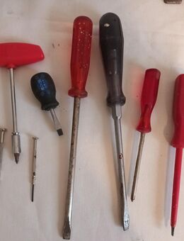 8 unterschiedliche Schraubenzieher als Set zusammen - Essen