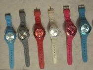 8 Armbanduhren (2x weiß + pink + rot + hellgrau + 2x türkis + schwarz), je 3,- + 7 Uhren (Batterien leer) - München