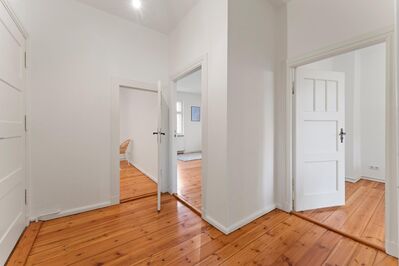 Sanierte 4 Zimmer Altbauwohnung im 2.OG mit Balkon