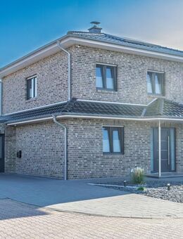 Neuwertige, moderne Stadtvilla mit großer Garage, Gartenhaus und pflegeleichtem Garten - Lahn