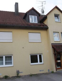 Ansprechende 3-Zi-Whg. mit EBK, Balkon u. 2 Garagen - Markt Erlbach
