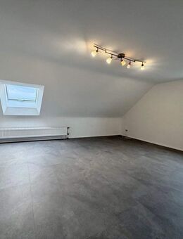 Helle 4-Zimmer Dachgeschoss-Wohnung mit Balkon in Herzogenaurach ~ Einbauküche inklusive! Gemeinschaftsgarten Garage . ~ Ab sofort frei! - Herzogenaurach