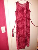 Knöchellanges rotes Kleid in Batikoptik mit hellen Ornamenten in 90419