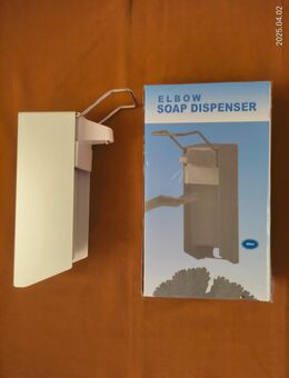 Elbow Soap Dispenser Ellbogen Seifen- und Desinfektionsspender - Köln
