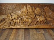 Ahorn-Holzschnitzerei von 1981 , Gebirgslandschafts- und Pferdemotiv, 100x46x4cm - München