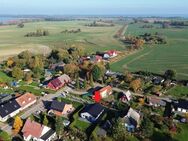 Zwischen den schönsten Seen der Mecklenburgischen Seenplatte: moderner Bungalow in attraktiver Lage - Erstbezug! - Klink