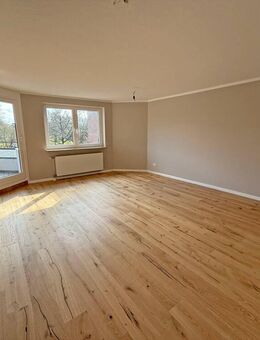 OHNE COURTAGE: Modernisierte 3-Zimmer-Wohnung mit zwei Balkonen, neuer EBK und eigenem TG-Stellplatz - Hamburg