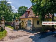 IMMOBERLIN.DE - Klassisches Torhaus mit Sonnengarten + Pool am Kartzower Schloss - Potsdam