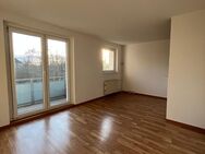 !Ab sofort! // 4-Raumwohnung // Balkon mit Blick ins Grüne // Aufzug // PKW-Stellplatz - Magdeburg