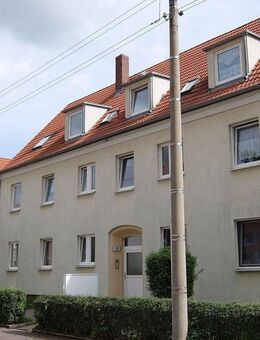 Böhlen - kleine helle Dachgeschoßwohnung in ruhiger grüner Siedlungslage mit Einbauküche - Böhlen (Sachsen)