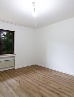 Renovierte 2-Zimmer Wohnung in ruhiger Lage von Pellingen - Pellingen