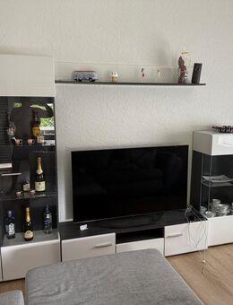 Weiße Wohnzimmervitrine und Regale mit TV-Ständer und Regal - Mainz