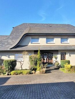 Beeindruckendes, freistehendes 2- bis 4-Familienhaus mit 4 Garagen in Kanalnähe - Datteln