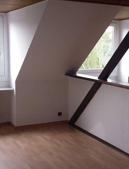 Gemütliches Dachgeschoss-Appartement mit sehr schöner Aufteilung – Inkl. kleiner Einbauküche und Garderobenschrank - Düsseldorf