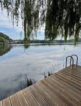 Wohnen zwischen Stadtsee und Schulsee: Stilvolle 3-Zimmer Wohnung mit Kamin und Badesteg - Mölln (Schleswig-Holstein)