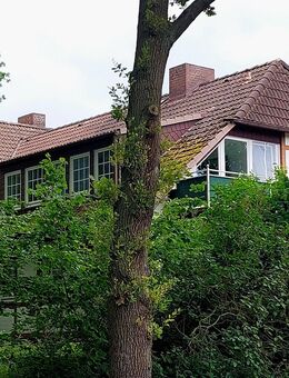 RESERVIERT Gemütliche 2,5 Zimmer-Dachgeschosswohnung mit Balkon, Einbauküche und großem Dachboden - Bremen