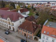 Beste Lage: Sanierungsbedürftiges Mehrfamilienhaus in bester Lage von Neustrelitz - Neustrelitz