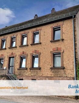 Gepflegtes Zweifamilienhaus mit Nebengebäude, Garten und Garagen zentral gelegen in Kirkel-Limbach - Kirkel