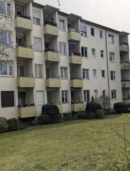 Geschmackvolle Wohnung mit zwei Zimmern sowie Balkon und EBK in Berlin - Berlin