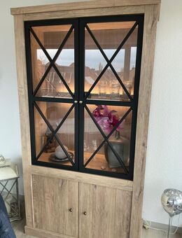 Vitrinenschrank massiv - mit Innenbeleuchtung und Borden - Wesel