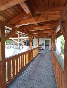 Objekt-Nr.: 2625 - frei stehendes Mehrfamilienhaus (früher Gaststätte / Pension 600 m²) mit großer sanierter Wohnung im Anbau (105 m²) auf großem Grun - Auerbach (Vogtland)