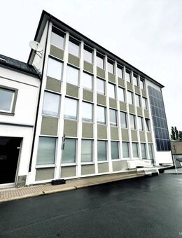 Solides Wohn- und Betriebsgebäude mit Büroflächen! Ihr neuer schöner Standort in Helmbrechts - Helmbrechts