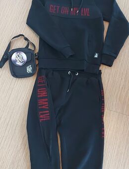 Montana_Black Jogginganzug, Schwarz Rot, Original, inkl. Umhängetasche - Wolmirstedt