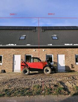KfW-40-DHH in Oster-Ohrstedt. PV-Anlage: auf dem Dach. Gerüst: abgebaut. - Oster-Ohrstedt