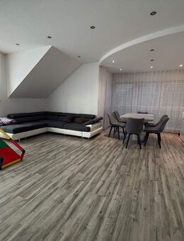 Wohnen über den Dächern – Exklusive neuwertige Dachgeschosswohnung mit Balkon & Wohlfühlambiente - Zimmern (Rottweil)