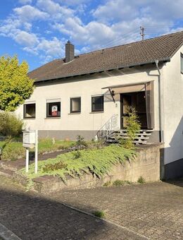 Reserviert! Freistehendes Einfamilienhaus mit Einliegerwohnung und großem Garten - Wadern