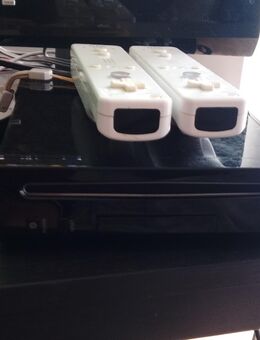 Wii Konsole mit 2 Controllern, 1 Nunchuk gemoddet mit vielen Spielen - Erfurt
