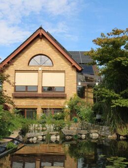 Grüne Wohlfühloase am Plessower See! Familienfreundliches Traumhaus auf drei Ebenen mit Pool - Werder (Havel)