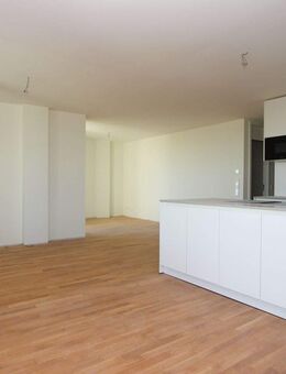 Helle Etagenwohnung mit 2 Zimmern und Ausblick - München