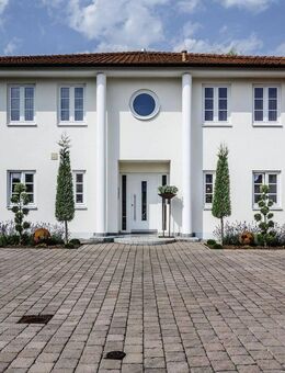 Mediterrane Traumvilla mit Außen-Pool, Fitness-Pavillon und Doppelgarage - Pocking