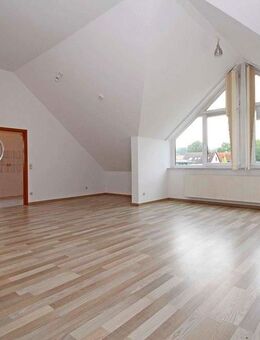 Dachgeschoss-Wohnung in zentraler Lage mit hohen Decken | inkl. zwei TG-Stellplätze - Offenau