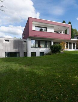 ENGEL & VÖLKERS - Zeitloses, geräumiges Einfamilienhaus im Bauhaus-Stil in bester Wohnlage - Zorneding