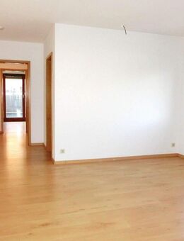 Gepflegte 2 Zimmer-Wohnung mit Balkon, kl. Terrasse, Einbauküche und Garage - Bad Boll