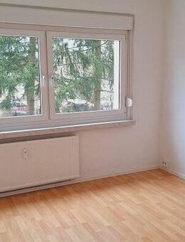 Erdgeschosswohnung mit Balkon und 3 Räumen - Chemnitz