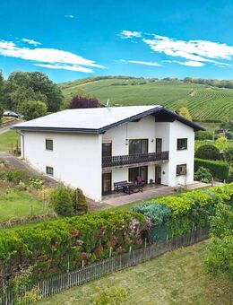 Herrschaftliches Wohnen mit eigener Zufahrt und fantastischem Ausblick - Ayl