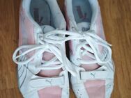 Sneaker Puma getragen Liebhaber Sport rosa Ballerina coquette süß kaputt retro - Berlin