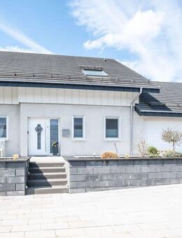 Freistehendes Einfamilienhaus mit Doppelgarage in ruhiger Randlage von Meinerzhagen - Meinerzhagen