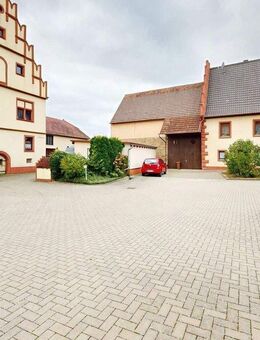 Wohnen am Schloss: Stilvolle Doppelhaushälfte mit vielseitiger Nutzungsmöglichkeit - Großrinderfeld