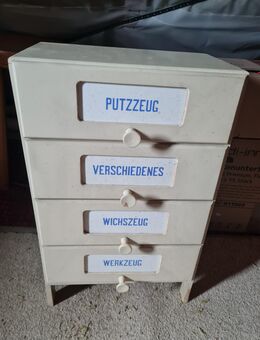 Kleiner antiker Schrank aus Holz mit Porzellanschildern - Gründau