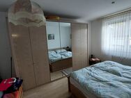 Schlafzimmer mit Betten und Lattenrosten - Berlin